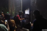 1764133549467-penggerebekan-rumah-yang-diduga-jadi-sumber-peredaran-narkoba-di-pringrejo-kota-pekalongan-selasa-25112025-malam-1764120106545_169