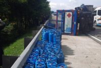 1764133557663-truk-pengangkut-tabung-gas-terguling-di-tol-jagorawi-1764131444805_169