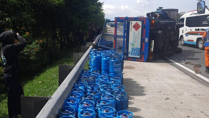 1764133557663-truk-pengangkut-tabung-gas-terguling-di-tol-jagorawi-1764131444805_169