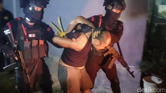 1764133558727-penggerebekan-rumah-yang-diduga-jadi-sumber-peredaran-narkoba-di-pringrejo-kota-pekalongan-selasa-25112025-malam-1764127808590_169