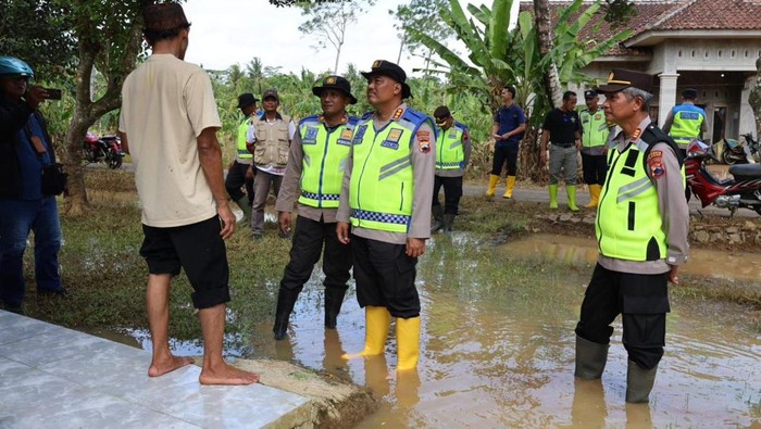 1764155170201-kapolresta-cilacap-membantu-warga-terdampak-banjir-dengan-penyaluran-bantuan-dan-pemeriksaan-kesehatan-dokistimewa-1764152132718_169