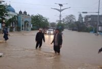 1764176764555-banjir-merendam-ruas-jalan-di-aceh-utara-foto-polres-aceh-utara-1764129883331_169