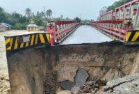1764219978547-jembatan-penghubung-jalan-nasional-di-kecamatan-simangumban-kabupaten-taput-putus-dok-bpbd-sumut-1764075229780_169