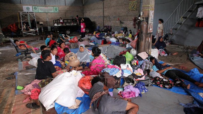 1764349547207-gudang-jadi-pengungsian-warga-terdampak-banjir-bandang-tapanuli-selatan-1764340549587_169