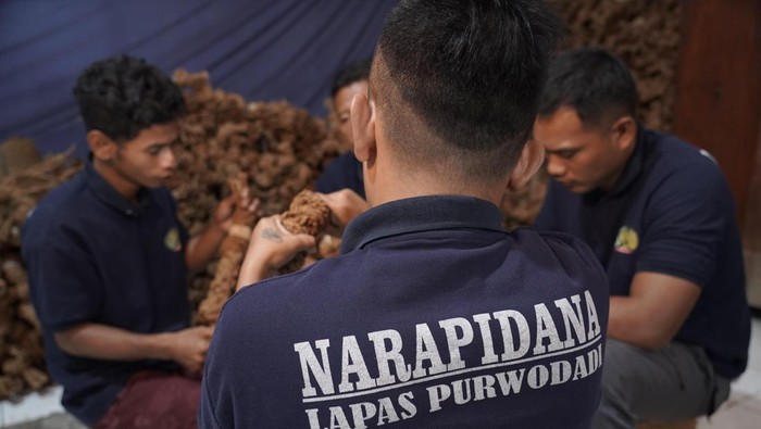 1764349547749-lapas-purwodadi-bangga-produk-warga-binaan-atau-narapidana-napi-yakni-coco-rope-untuk-dijadikan-mainan-anjing-peliharaan-tembu-1764346450738_169