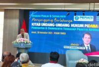 1764349550817-wakil-menteri-hukum-wamenkum-edward-omar-sharif-hiariej-atau-eddy-hiariej-dalam-diskusi-publik-di-peradi-tower-kurniawan-fdeti-1764343146770_169