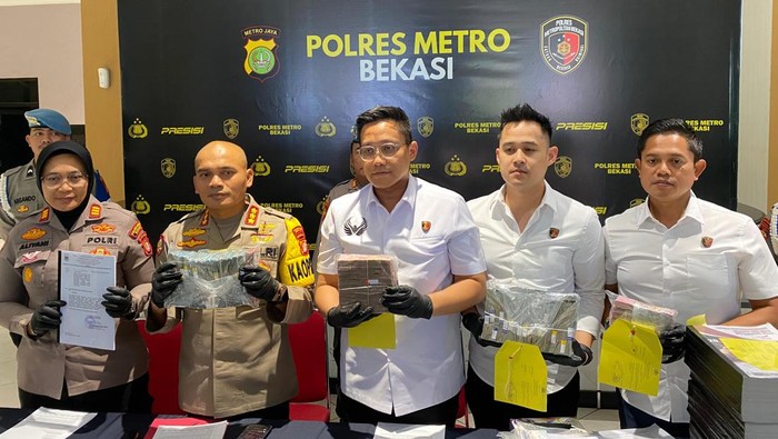 1764349552537-polres-metro-bekasi-mengungkap-kasus-dana-hibah-atlet-difabel-1764249760587_169