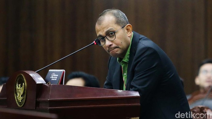 1764371087702-eddy-hiariej-beri-keterangan-di-mk-bw-walk-out_169