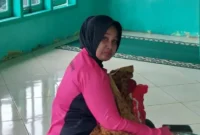 1764414351937-bhayangkari-cabang-tapanuli-selatan-memberi-asi-kepada-bayi-yang-terpisah-dari-ibunya-akibat-longsor-1764412697139_169