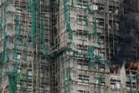 1764414352895-foto-yang-diambil-pada-kamis-2711-menunjukkan-api-masih-berkobar-di-beberapa-unit-apartemen-di-kompleks-wong-fuk-court-hong-ko-1764230478472_169
