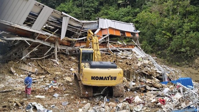 1764457506092-pencarian-korban-banjir-dan-longsor-di-taput-dokpolres-tapanuli-utara-1764342146437_169