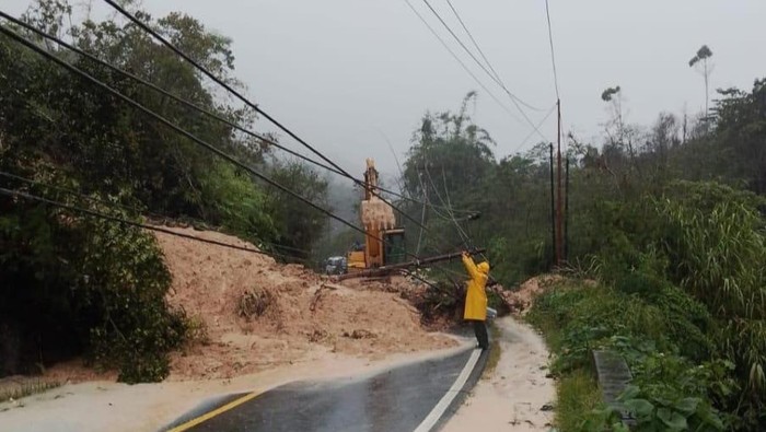 1764500748785-kondisi-tiang-pln-tumbang-imbas-longsor-di-tapteng-sibolga-dok-pln-uid-sumut-1764075994881_169