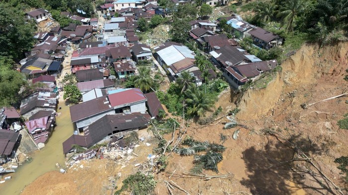 1764500749255-sibolga-porak-poranda-32-tewas-dan-65-hilang-akibat-banjir-bandang-1764489889884_169