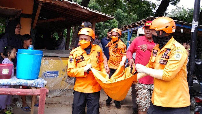 1764522382469-seorang-remaja-14-tahun-tewas-tenggelam-di-curug-dengdeng-bogor-dokistimewa-1764520545783_169