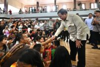 1764565623739-presiden-prabowo-meninjau-posko-pengungsian-di-gor-pandan-tapanuli-tengah-sumatera-utara-senin-1122025-1764563514618_169