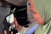 1764565627240-seorang-korban-banjir-yang-menangis-saat-menghubungi-keluarganya-foto-dok-polres-tapteng-1764516906430_169