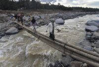 1764587170288-akses-terputus-warga-andalkan-jembatan-darurat-pascabanjir-bandang-di-salareh-aia-1764564060078_169