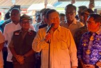 1764587173395-momen-presiden-prabowo-kunjungi-korban-banjir-bandang-di-sumbar-1764586552582_169