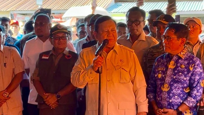 1764587173395-momen-presiden-prabowo-kunjungi-korban-banjir-bandang-di-sumbar-1764586552582_169