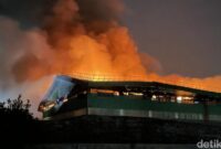 1764608786666-gudang-pabrik-dua-kelinci-di-pati-terbakar-senin-1122025-1764604825402_169