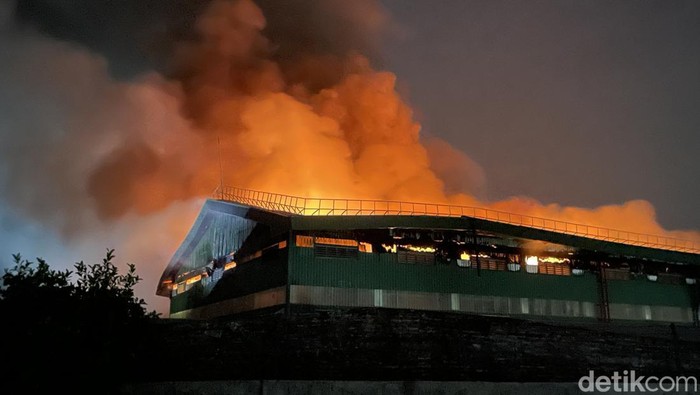 1764608786666-gudang-pabrik-dua-kelinci-di-pati-terbakar-senin-1122025-1764604825402_169