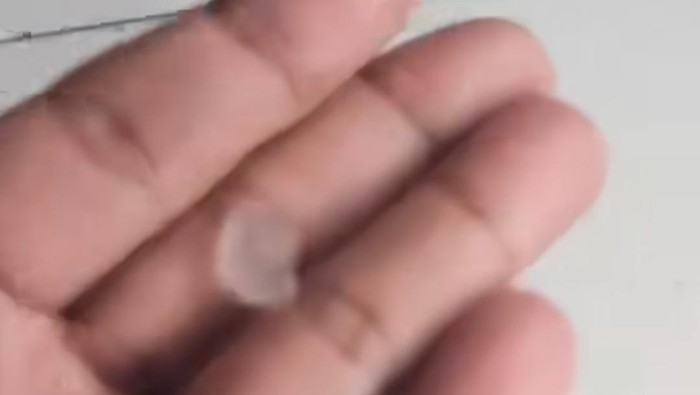 1764673584674-butiran-es-yang-turun-saat-hujan-mengguyur-di-gunung-putri-bogor-dok-istimewa-1764672267990_169