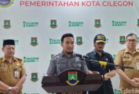 1764673585143-walkot-cilegon-robinsar-membebastugaskan-sekretaris-daerah-sekda-cilegon-maman-mauluddin-maman-kini-menempati-posisi-sebagai-p-1764672140713_169