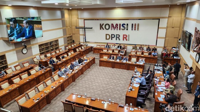 1764673586704-rapat-komisi-iii-dpr-membahas-ruu-penyesuaian-pidana-di-ruang-rapat-komisi-iii-dpr-kompleks-parlemen-senayan-jakarta-selasa-21-1764671668285_169
