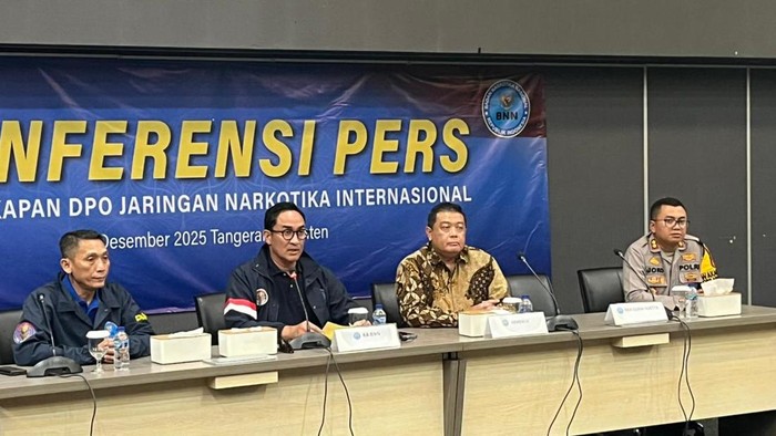 1764673589271-kepala-bnn-komjen-suyudi-ario-seto-dalam-konferensi-pers-sealsa-2122025-1764668600268_169