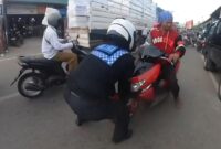1764695213039-tangkapan-layar-video-viral-polisi-angkat-ban-pemotor-yang-lawan-arah-dok-istimewa-1764564965652_169