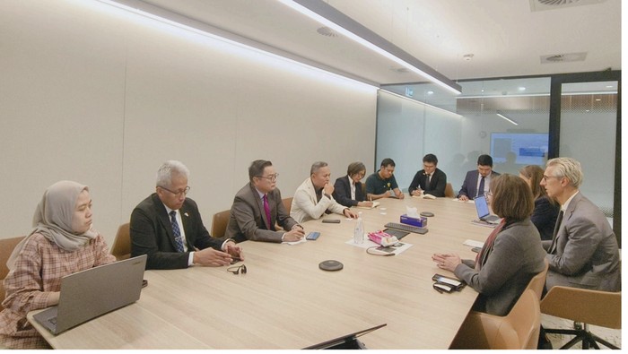 1764738376763-wamen-ham-ri-temui-ahrc-bahas-kerja-sama-dan-dialog-ham-indonesia-australia-1764736972492_169