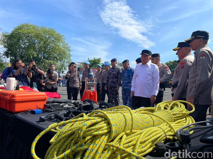 1764759993359-kapolda-kalsel-irjen-rosyanto-yudha-hermawan-dan-gubernur-kalsel-muhidin-saat-meninjau-ketersediaan-alat-untuk-menghadapi-benc-1762327899101