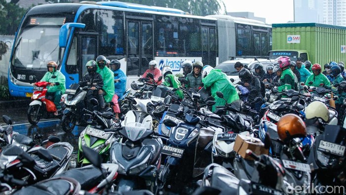 1764759999732-bmkg-imbau-waspada-puncak-musim-hujan-1764752676454_169