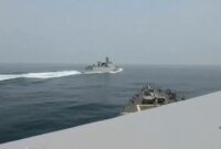 1764760001364-kapal-perang-china-berlayar-sangat-dekat-dengan-kapal-penghancur-as-di-perairan-selat-taiwan_169