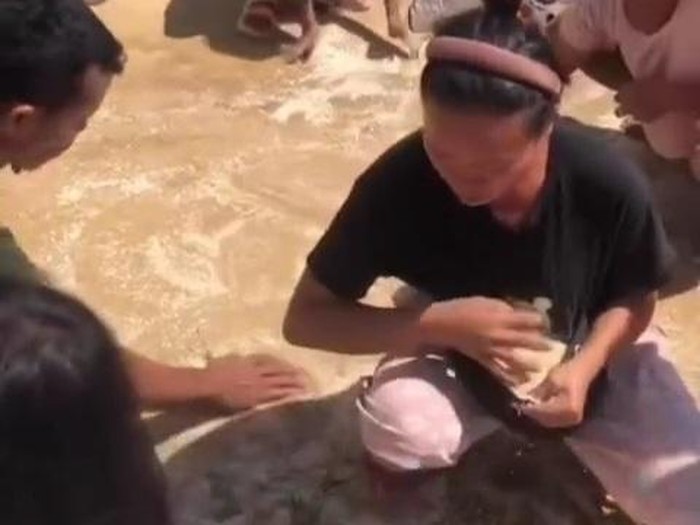 1764781599191-video-viral-warga-korban-banjir-di-taput-kais-beras-yang-berserakan-di-tanah-usai-pecah-saat-dijatuhkan-dari-helikopter-istime-1764659485693_43