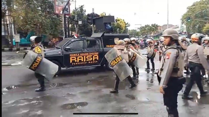 1764824788914-polisi-saat-mengamankan-situasi-di-lokasi-bentrokan-sukahaji-bandung-1764762897038_169