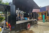 1764932801003-bencana-galodo-banjir-bandang-di-kabupaten-agam-sumbar-memutus-jaringan-air-bersih-warga-water-treatment-dipakai-untuk-menyalu-1764930039482_169