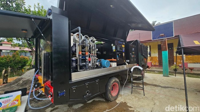 1764932801003-bencana-galodo-banjir-bandang-di-kabupaten-agam-sumbar-memutus-jaringan-air-bersih-warga-water-treatment-dipakai-untuk-menyalu-1764930039482_169