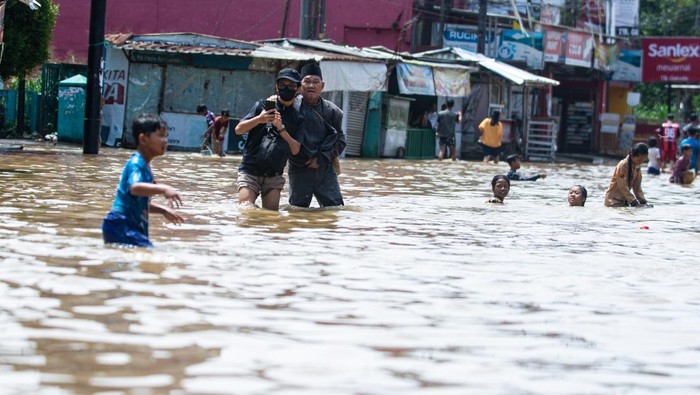 1764932802098-dayeuhkolot-bandung-terendam-banjir-hingga-150-cm-1764918589980_169