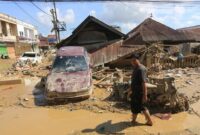 1764932802622-mobil-hingga-truk-tangki-terseret-banjir-aceh-tamiang-porak-poranda-1764771075254_169