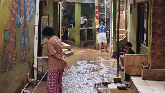 1764997557132-kondisi-banjir-surut-di-kebon-pala-jaktim-sabtu-6122025-1764996386382_169