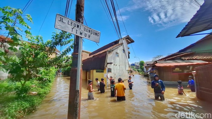 1764997561479-permukiman-warga-yang-terendam-banjir-di-kampung-leuwi-bandung-desa-citeureup-kecamatan-dayeuhkolot-kabupaten-bandung-jumat-51-1764920559287_169