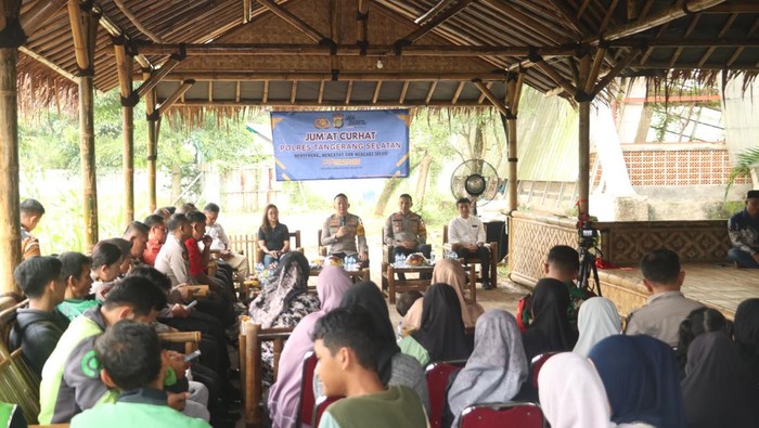 1764997562826-polres-tangsel-menggelar-program-jumat-curhat-dan-jumat-peduli-di-serpong-selain-itu-digelar-pemeriksaan-kesehatan-hingga-pemb-1764994429315_169