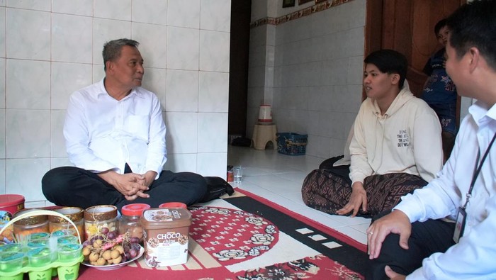 1764997574912-kemensos-bantu-pembuatan-tangan-bionik-korban-musibah-ponpes-al-khoziny-1764992307694_169