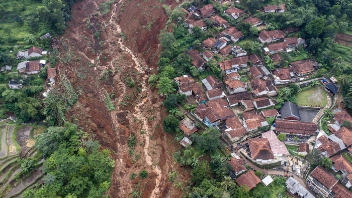 1765019143407-arjasari-bandung-tertimbun-longsor-3-warga-dalam-pencarian-1765014100135_169