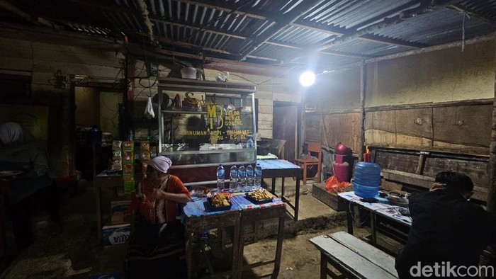 1765019144534-instalasi-listrik-di-kecamatan-palembayan-kabupaten-agam-sumatera-barat-sumbar-sudah-terpasang-per-dini-hari-tadi-sebagian-des-1765017034175_169