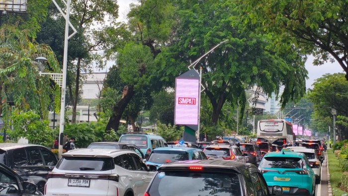 1765019146462-ada-perayaan-natal-tiberias-lalin-sekitar-gbk-jakarta-mulai-padat-1765016153424_169