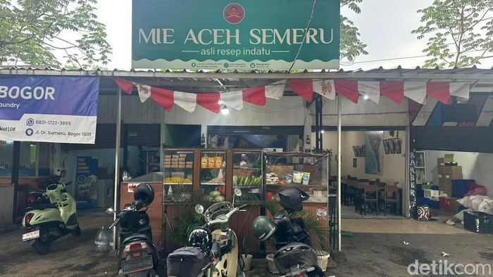 1765019148489-kedai-makan-khas-aceh-di-kota-bogor-ini-memberikan-makanan-gratis-kepada-mahasiswa-yang-merantau-dari-sumatera-barat-sumatera--1765015076113_169