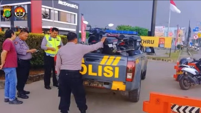 1765019149544-polisi-bantu-warga-yang-lapor-ke-110-karena-motornya-mogok-di-cikarang-1765015094136_169