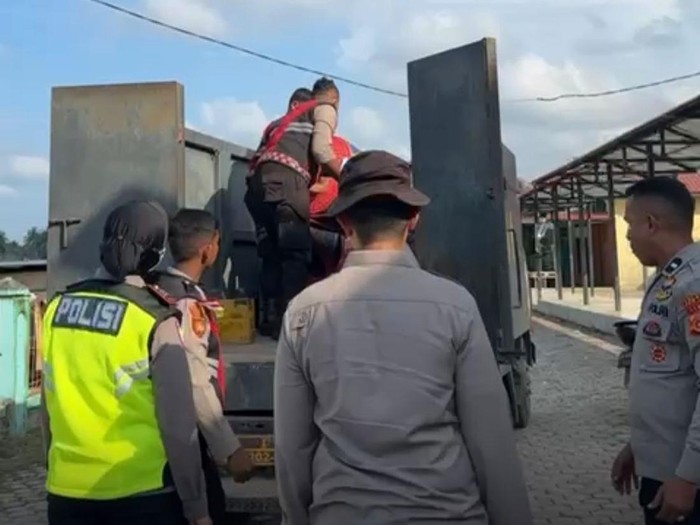 1765019151596-satlantas-polres-pidie-jaya-aceh-melaksanakan-kegiatan-bakti-sosial-peduli-bencana-memberikan-bantuan-makanan-popok-hingga-ala-1765013907585_43